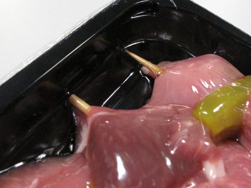 Skin Film invisibile per confezionamento sottovuoto resistente alla perforazionePuncture-resistant invisible skin film for vacuum packagingFilm Skin invisible para envasado al vacío resistente a la perforación